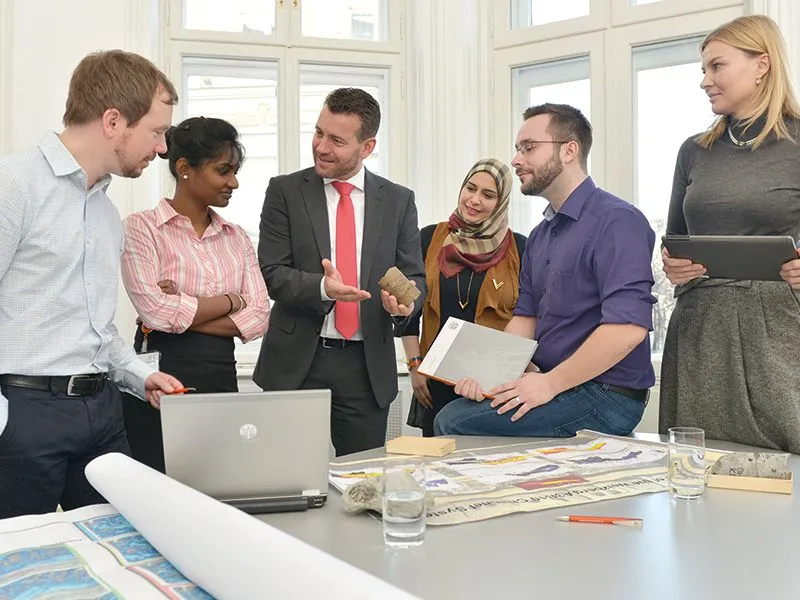 Gabinet stratega finansowego z planami i makietą twierdzy